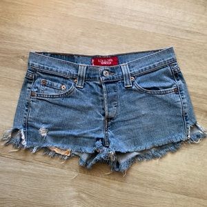 Levi’s low rise cut off shorts